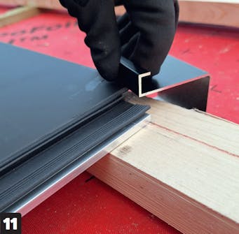 Tag med solceller: Næste række T-beslag holder tagpladerne på plads Tag med solceller: Næste række T-beslag holder tagpladerne på plads